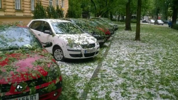 Bereits vergangene Woche sorgten heftige Unwetter für Überschwemmungen und schwere Schäden in Kärnten. (Bild: Geparkte Autos nach Hagelschlag in Klagenfurt)