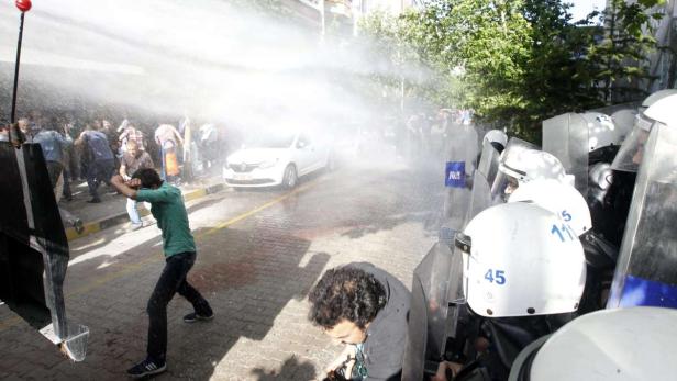 Wasserwerfer gegen die Demonstranten: Proteste in Soma