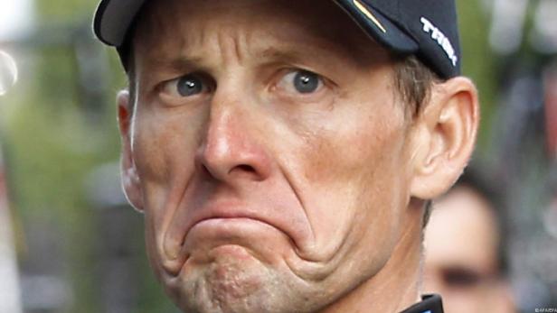 Nahaufnahme von Lance Armstrong mit traurigem Gesichtsausdruck.