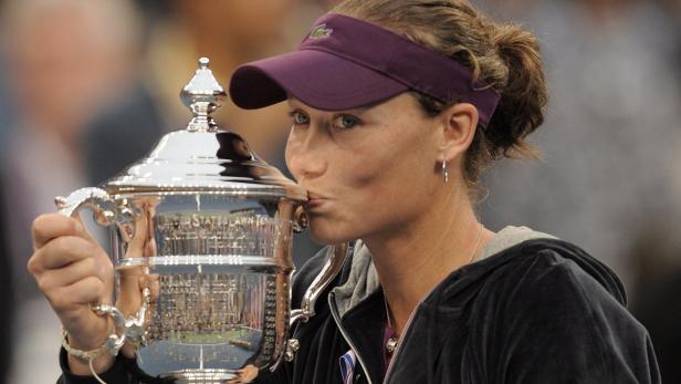 Samantha Stosur küsst die Trophäe nach ihrem Sieg bei den US Open.