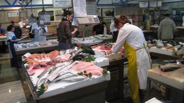 Adria-Tief hin oder her: In der Fischhalle auf dem Dolac ist vormittags immer das Licht an