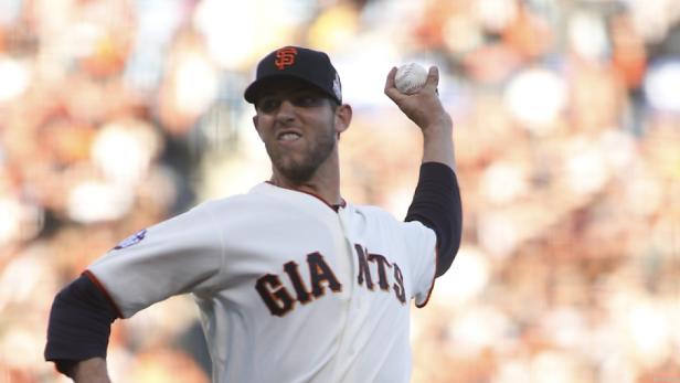 Ein Baseballspieler der Giants wirft einen Ball.