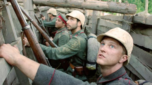 Deutsche Soldaten in einem Schützengraben während des Ersten Weltkriegs.