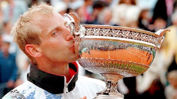 Ein Tennisspieler küsst die Trophäe der French Open.