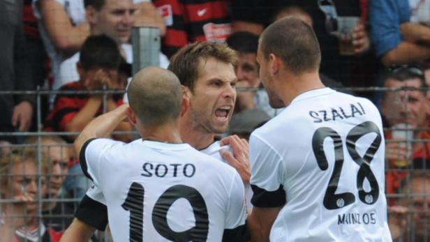 Fußballspieler von Mainz 05 feiern ein Tor.