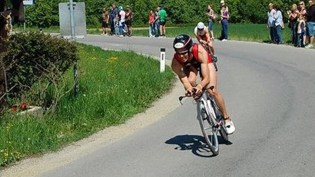 Ein Radfahrer nimmt an einem Rennen auf einer asphaltierten Straße teil.