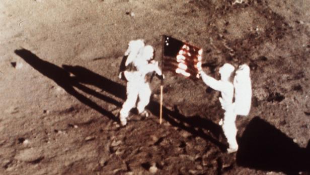 Astronauten hissen die US-amerikanische Flagge auf der Mondoberfläche.