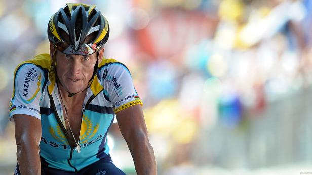 Lance Armstrong während eines Radrennens im Astana-Trikot.