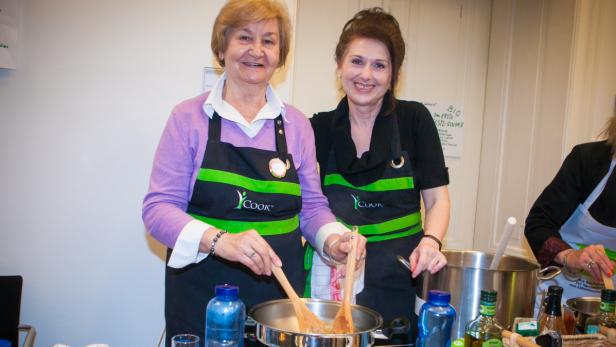 Brunhilde Nussbaumer (li.) und Monika Brandner schwangen vor dem Büro von Umweltlandesrat Rudi Anschober den Kochlöffel.