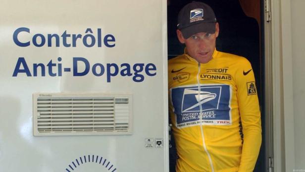 Lance Armstrong steht vor einer Tür mit der Aufschrift „Contrôle Anti-Dopage“.