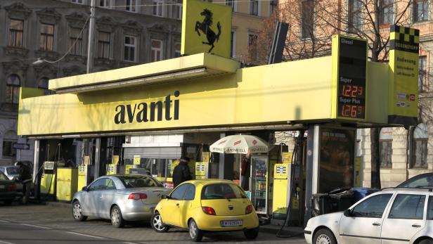 Eine gelbe Avanti-Tankstelle mit dem Ferrari-Logo in Wien.