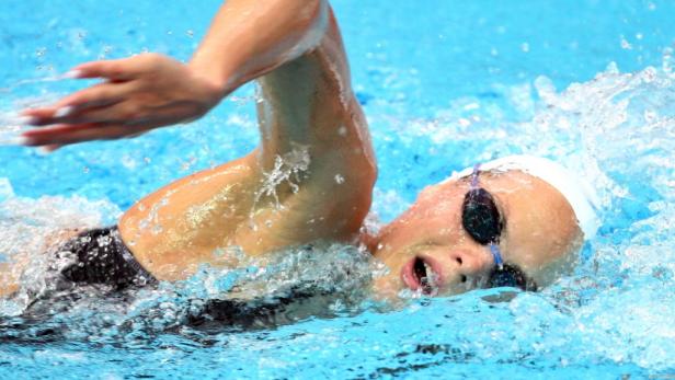 Eine Schwimmerin mit Badekappe und Schwimmbrille im Wasser.