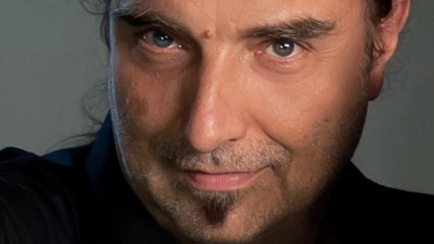 Porträt eines Mannes mit Bart und einem Muttermal auf der Stirn.