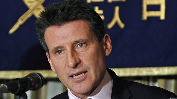 Sebastian Coe spricht vor einem dunklen Hintergrund mit japanischen Schriftzeichen.