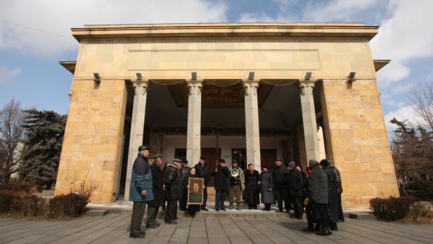 Stalin-Anhänger gedenken vor dem Museum in Gori - dahinter befindet sich dessen Geburtshaus.