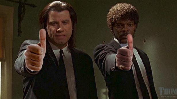 John Travolta und Samuel L. Jackson geben in „Pulp Fiction“ beide einen Daumen nach oben.