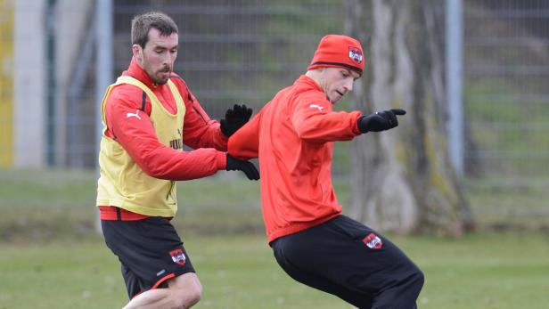 APA11970058-2 - 19032013 - WIEN - ÖSTERREICH: ZU APA-TEXT SI - Christian Fuchs (L.) und Marko Arnautovic während des Trainings der österreichischen Fußball-Nationalmannschaft am Dienstag, 19. März 2013, in Wien. Österreich wird am kommenden Freitag, 22. März 2013, ein WM-Qualifikationsspiel gegen die Färöer in Ernst Happel-Stadion bestreiten. APA-FOTO: ROBERT JAEGER