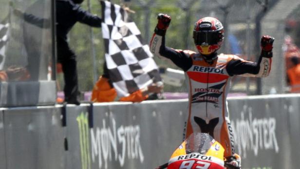 Marc Marquez reitet auf seiner Honda zum Sieg.