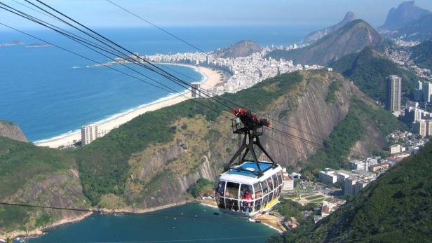 1,5 Millionen Touristen besuchen jährlich den Zuckerhut in der Glitzer-Metropole Rio de Janeiro – und erleben die atemberaubende Seilbahnfahrt in Kabinen des heimischen Unternehmens Doppelmayr.