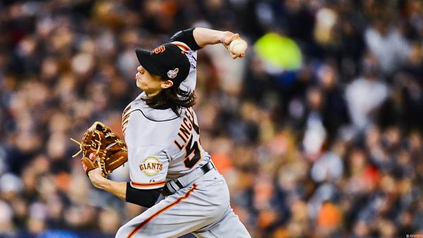 Ein Baseballspieler der San Francisco Giants wirft einen Ball.