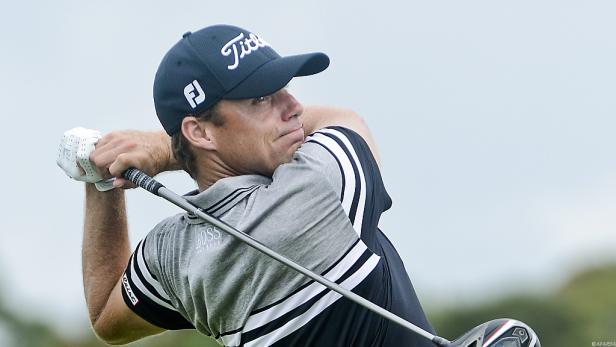 Ein Golfspieler schwingt seinen Schläger während eines Spiels.