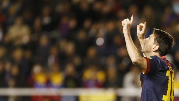 Lionel Messi jubelt mit erhobenen Händen vor einer Zuschauermenge.