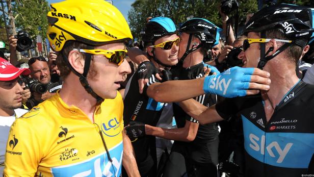 Radrennfahrer von Team Sky umarmen sich nach einem Rennen der Tour de France.
