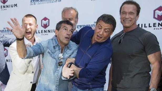 „And Action!“: Stallone, Gibson, Statham &amp; Ford cruisten mit einem Panzer durch Cannes, den Schwarzenegger lenkte.