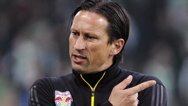 Trainer von Red Bull Salzburg gestikuliert mit dem Finger.