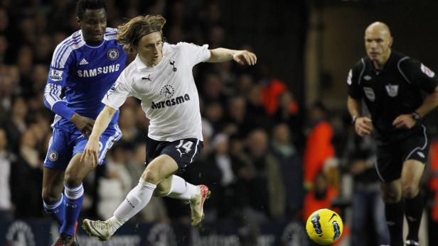 Fußballspieler Luka Modrić im Duell mit einem Gegenspieler während eines Fußballspiels.