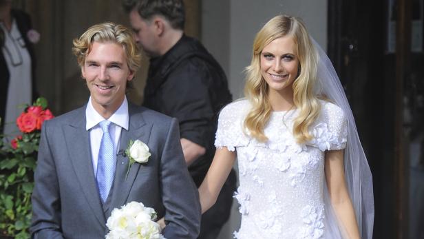 Ein Brautpaar verlässt strahlend eine Kirche nach der Hochzeit.