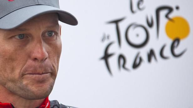 Lance Armstrong vor dem Hintergrund des „Tour de France“-Logos.