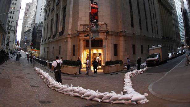 Sandsäcke schützen den Eingang der New York Stock Exchange.