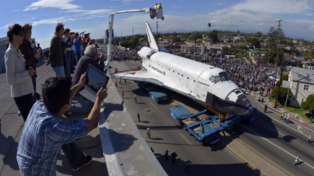 Ein Raumschiff rollt durch Los Angeles