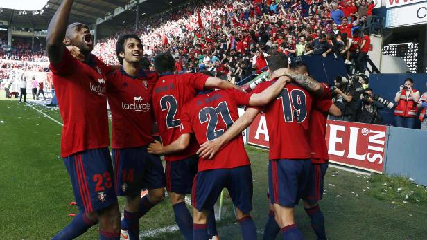 Fußballspieler von CA Osasuna feiern ein Tor vor der jubelnden Menge.
