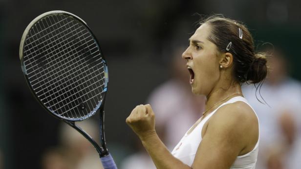 Eine Tennisspielerin jubelt mit geballter Faust und geöffnetem Mund.