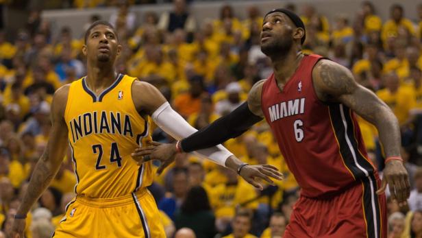 Paul George und LeBron James während eines Basketballspiels.