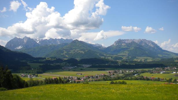 Und der hat einiges zu bieten. Beeindruckend ragen der &quot;Wilde&quot; und der &quot;Zahme Kaiser&quot; aus der Tiroler Landschaft, und was nach vermeintlichem Gegensatzpaar klingt, bietet in der umliegenden Region genau das: Adrenalin-Kick und Ruheoase.