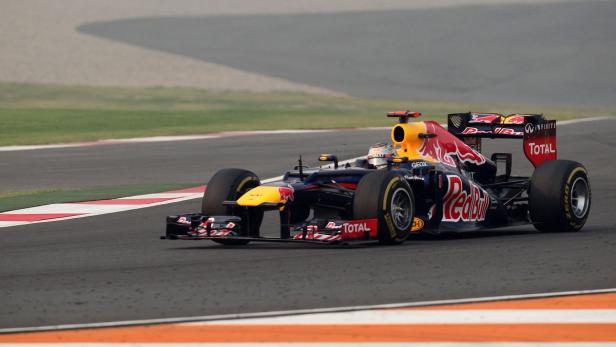 EPAepa03450254 German Formula One driver Sebastian Vettel of Red Bull Racing steers his car during the Formula One Grand Prix of India at Buddh International Circuit in Greater Noida, near New Delhi, India, 28 October 2012. EPA/HARISH TYAGI
