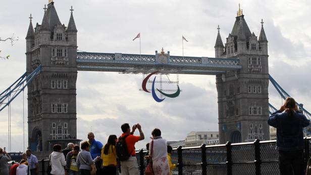 Der Tower Bridge in London mit dem Logo der Paralympics zwischen den Türmen.