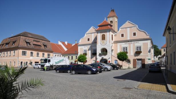Ein Marktplatz in einer österreichischen Stadt mit Gemeindeamt und Sparkasse.