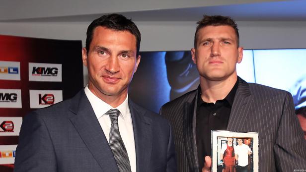 Wladimir Klitschko und ein weiterer Mann posieren für ein Foto.