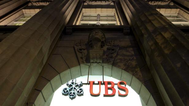 Die Fassade eines UBS-Gebäudes mit dem beleuchteten Logo.