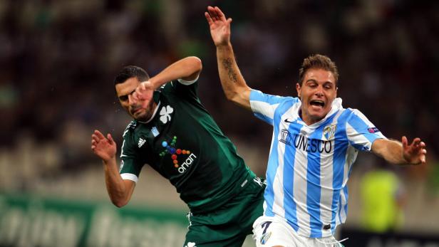 Zwei Fußballspieler kämpfen um den Ball während eines Spiels.