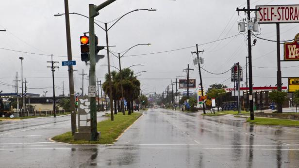 Eine regnerische Straße mit dem Straßenschild „Desire“ in einer amerikanischen Stadt.