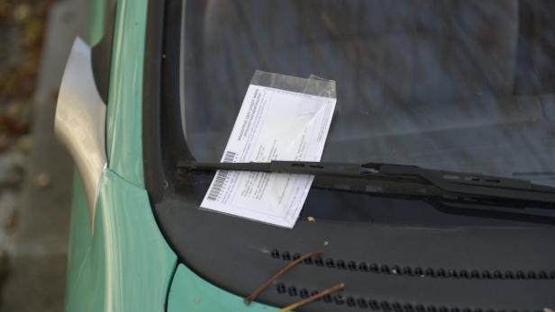 Ein Strafzettel der Stadt Wien liegt auf der Windschutzscheibe eines Autos.