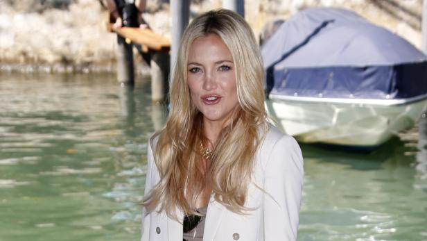 Kate Hudson posiert vor einem Boot in Venedig.
