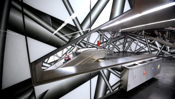 Eine Rolltreppe in einer U-Bahn-Station mit auffälligem schwarz-weißem Design.