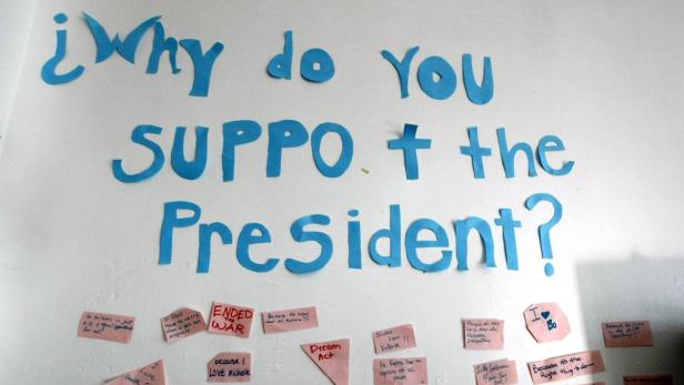 Auf einer Wand steht in blauen Buchstaben: „Why do you support the President?“.