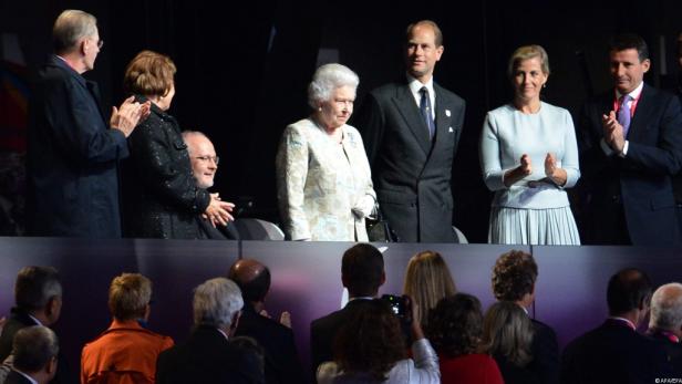 Königin Elisabeth II. mit Prinz Edward und Sophie von Wessex bei einer Veranstaltung.